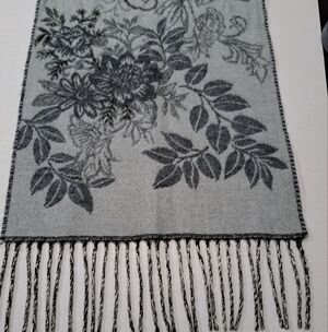 NWOT Grey Floral Scarf With Fringe   Size 11.5"×58"